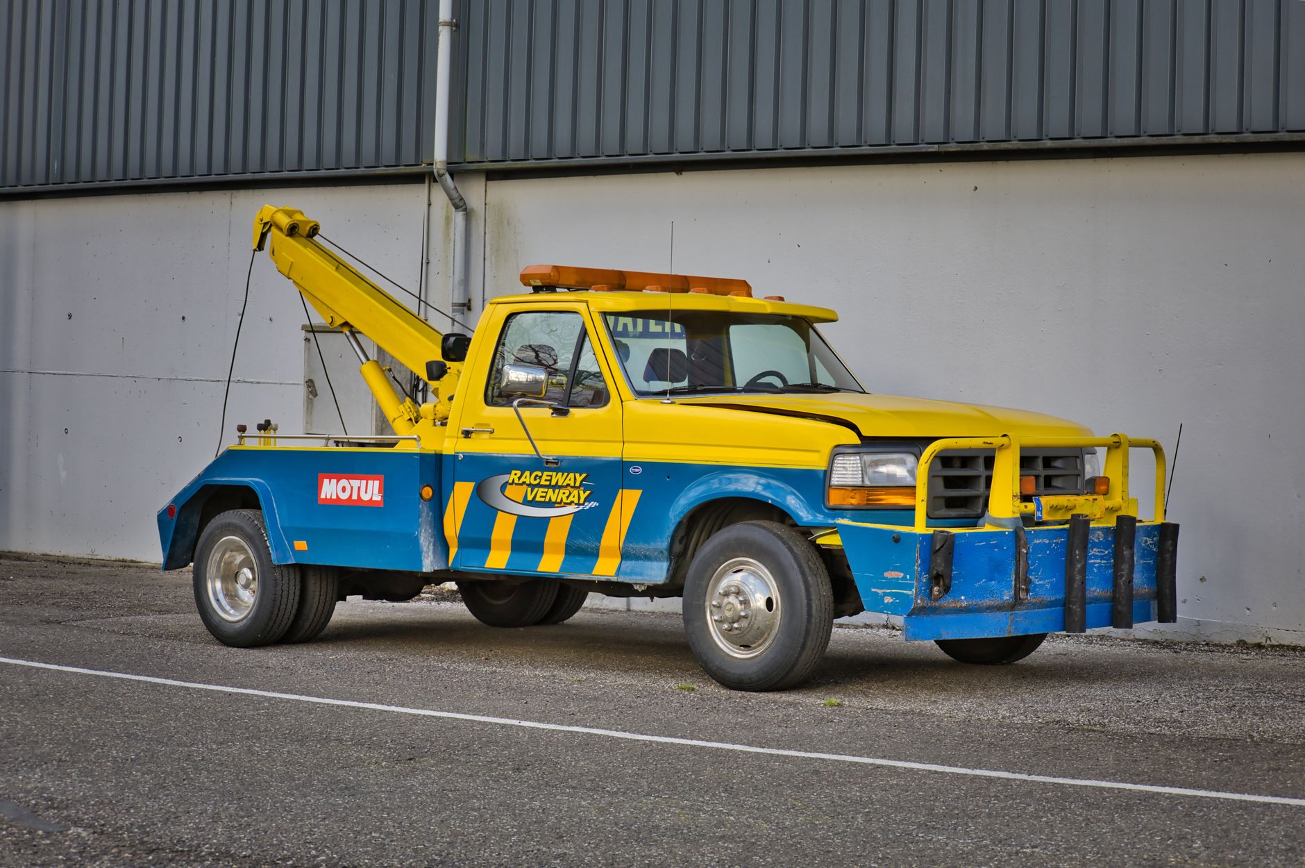 Remorquage voiture équipe à 